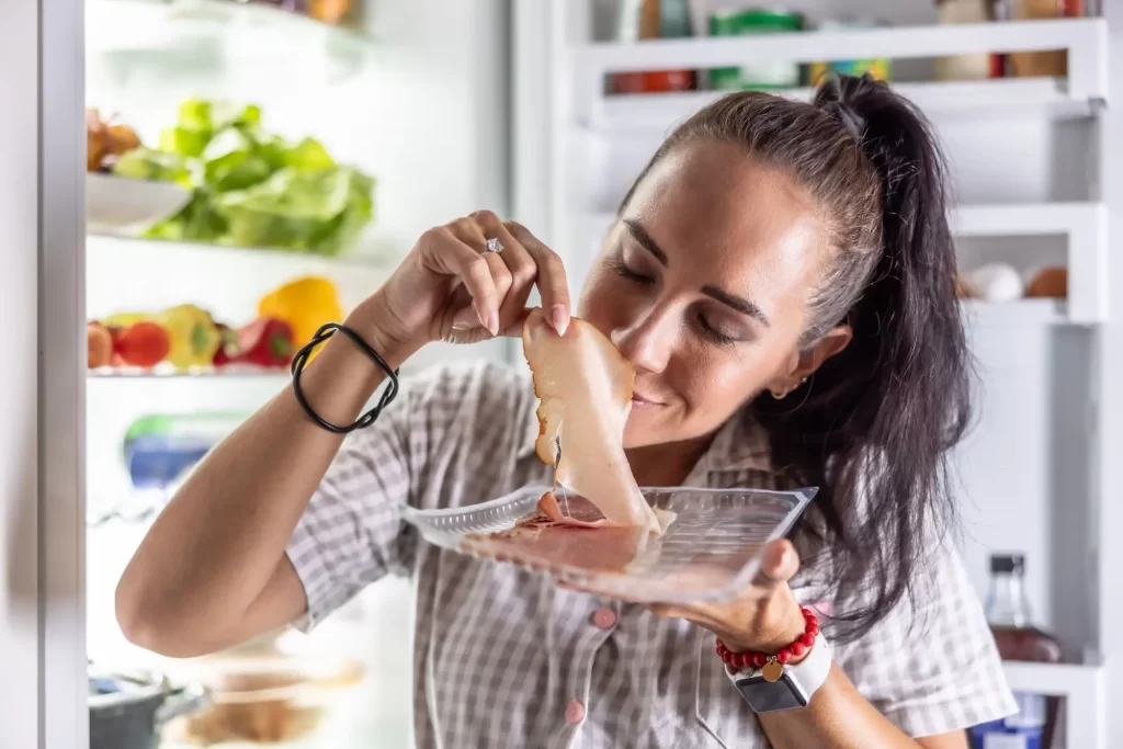 Šunka by vždy měla vonět příjemně, má-li zvláštní zápach, raději ji nejezte, FOTO: Shutterstock - Techsvět žena čichá k šunce
