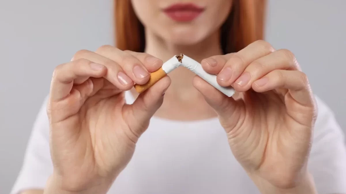 žena láme cigaretu