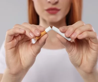 žena láme cigaretu