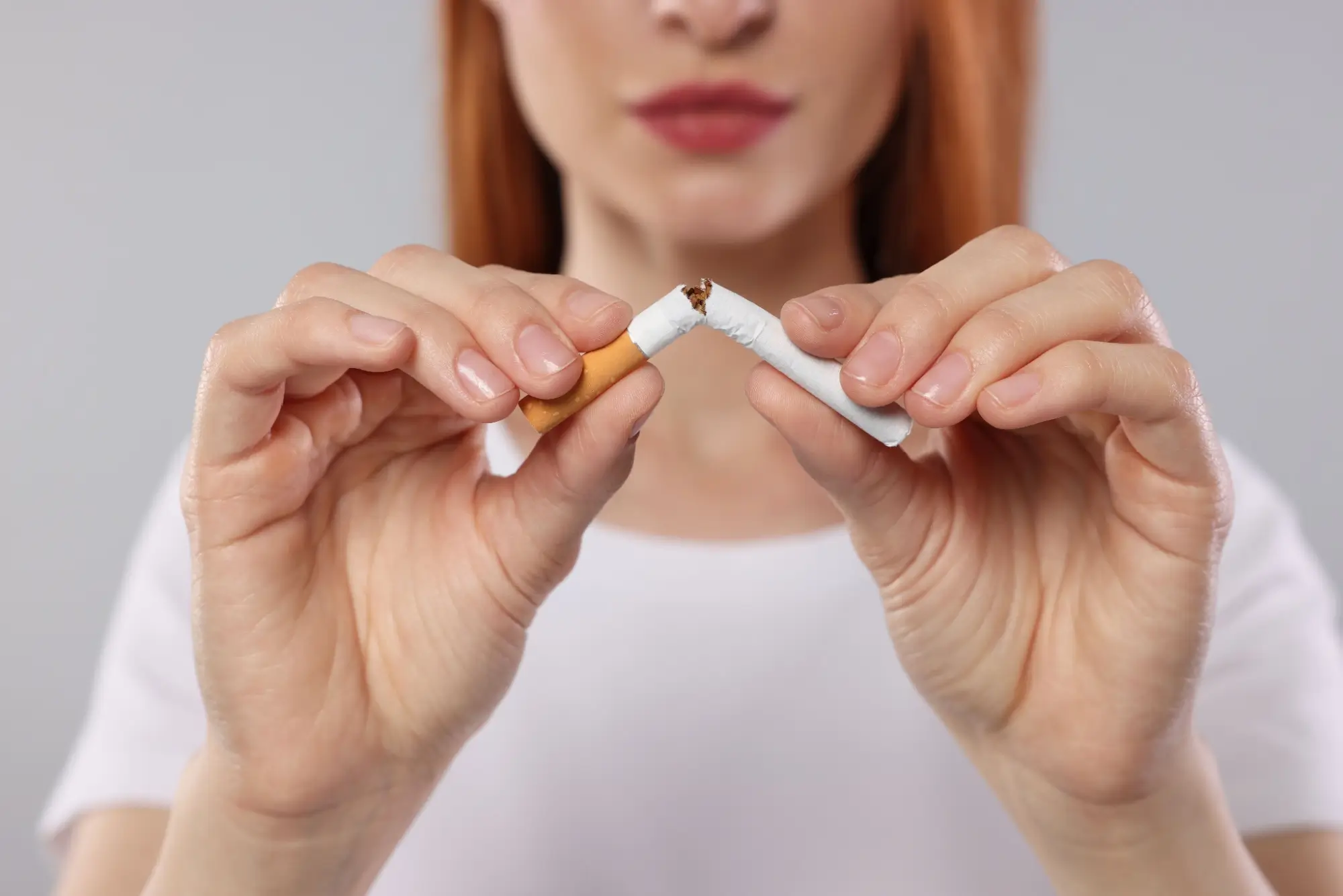 žena láme cigaretu