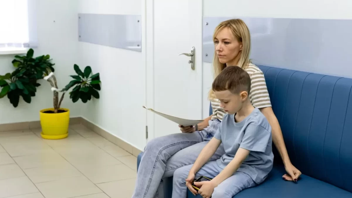 Žena s dítětem v čekárně u lékaře