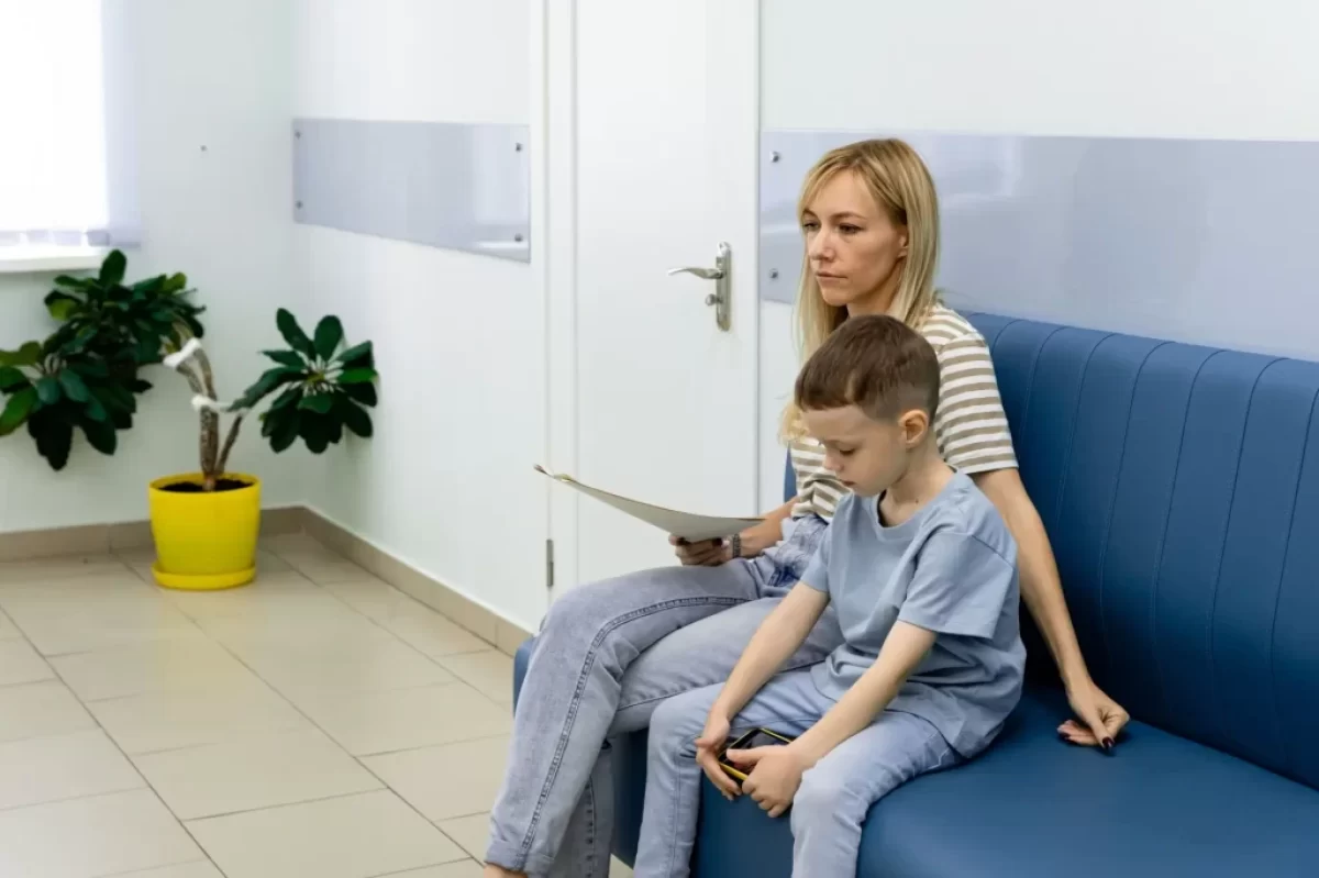 Žena s dítětem v čekárně u lékaře