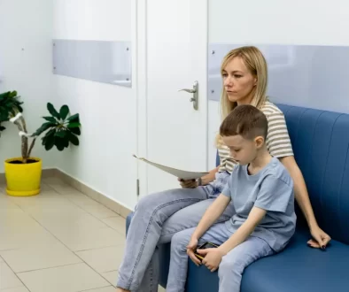 Žena s dítětem v čekárně u lékaře
