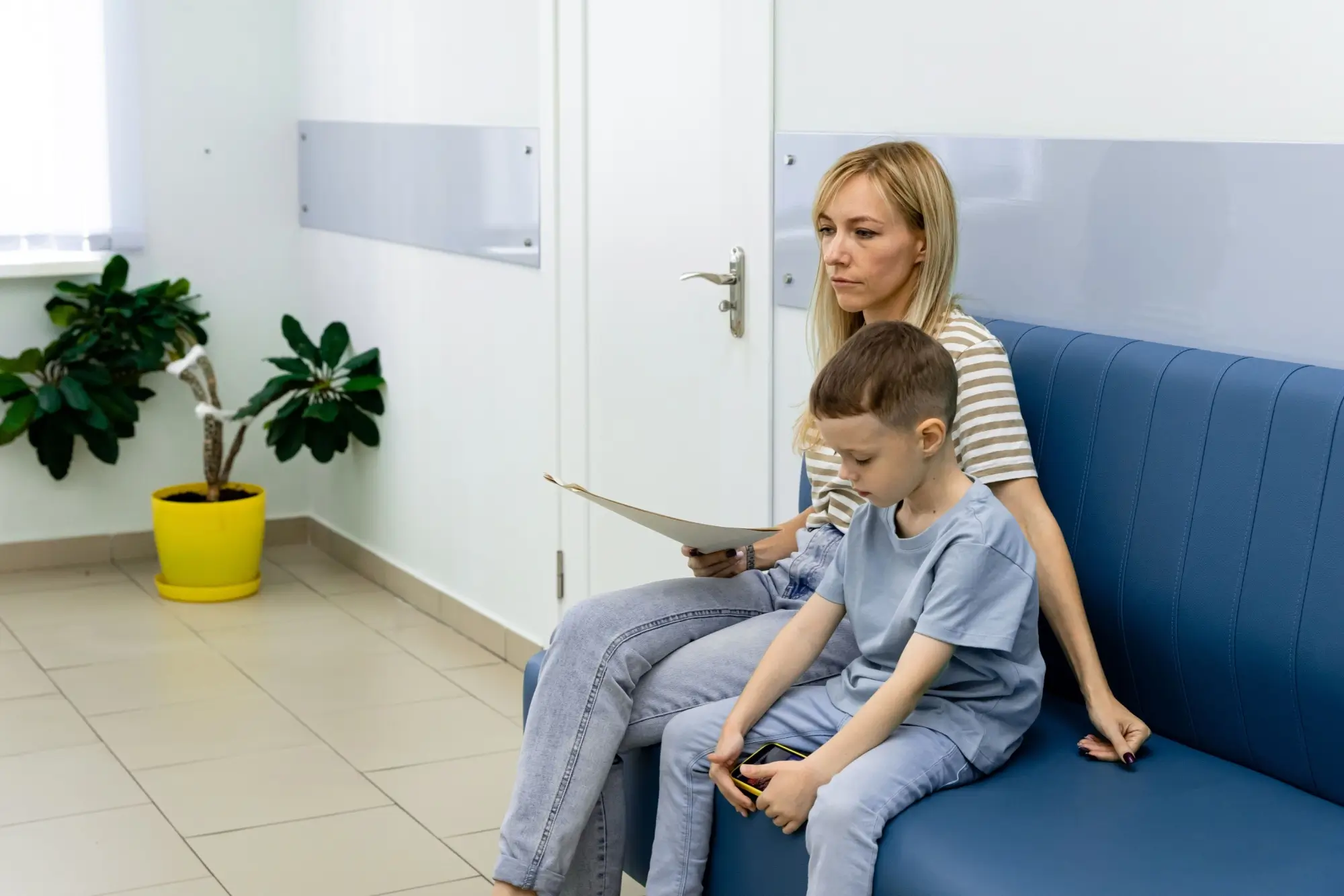 Žena s dítětem v čekárně u lékaře