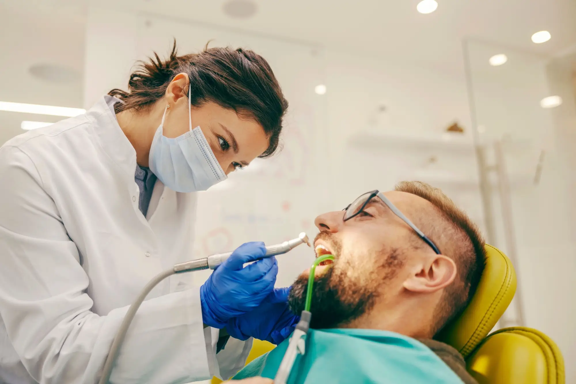 Shutterstock_2387637923 - Techsvět zubařka ošetřuje pacienta