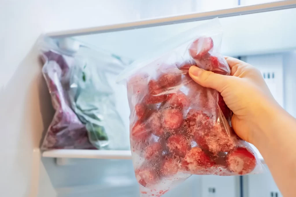 Zamražení je nejlepší způsob, jak jahody skladovat delší dobu, FOTO: Shutterstock - Techsvět mražené jahody