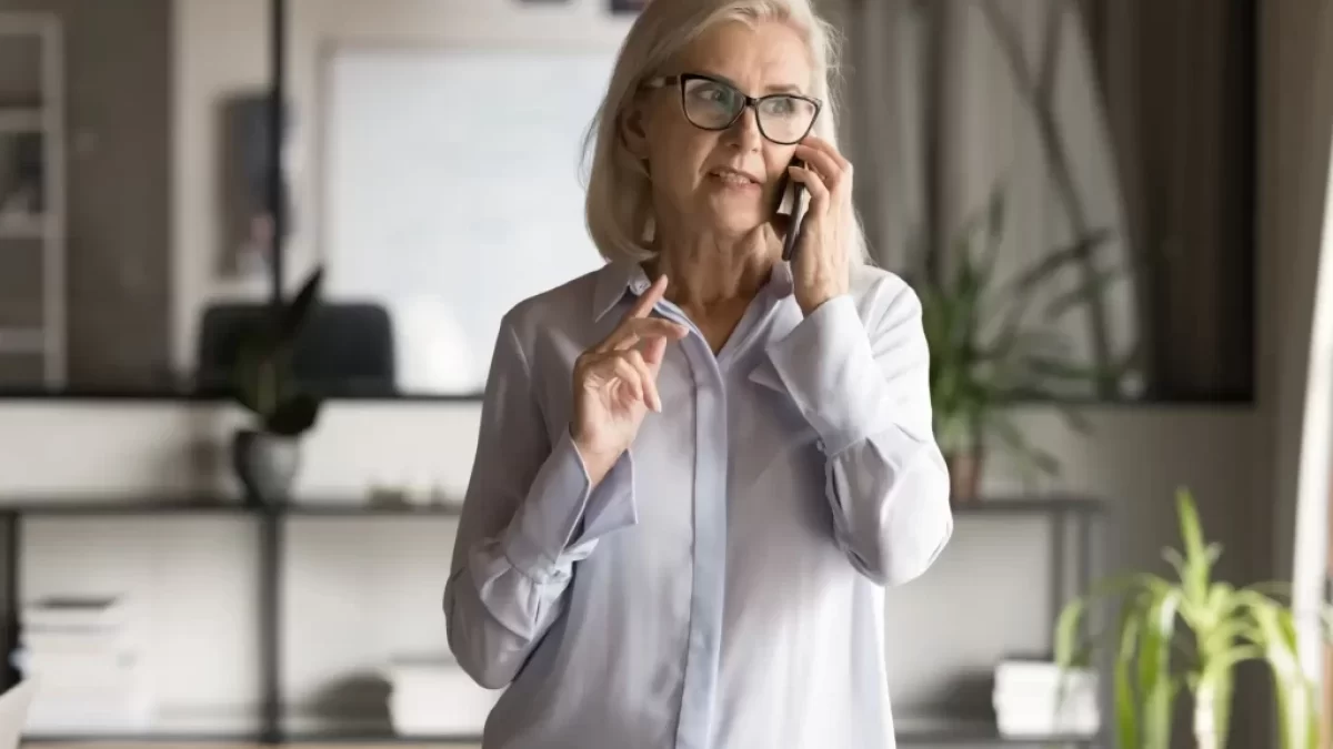 Seniorka telefonuje
