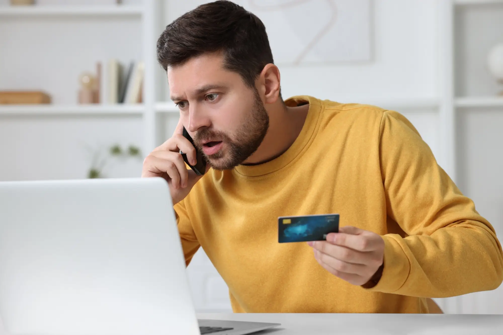 - Techsvět Muž telefonuje u laptopu s kreditkou v ruce
