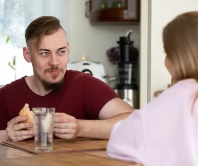 muž u snídaně