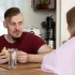 muž u snídaně