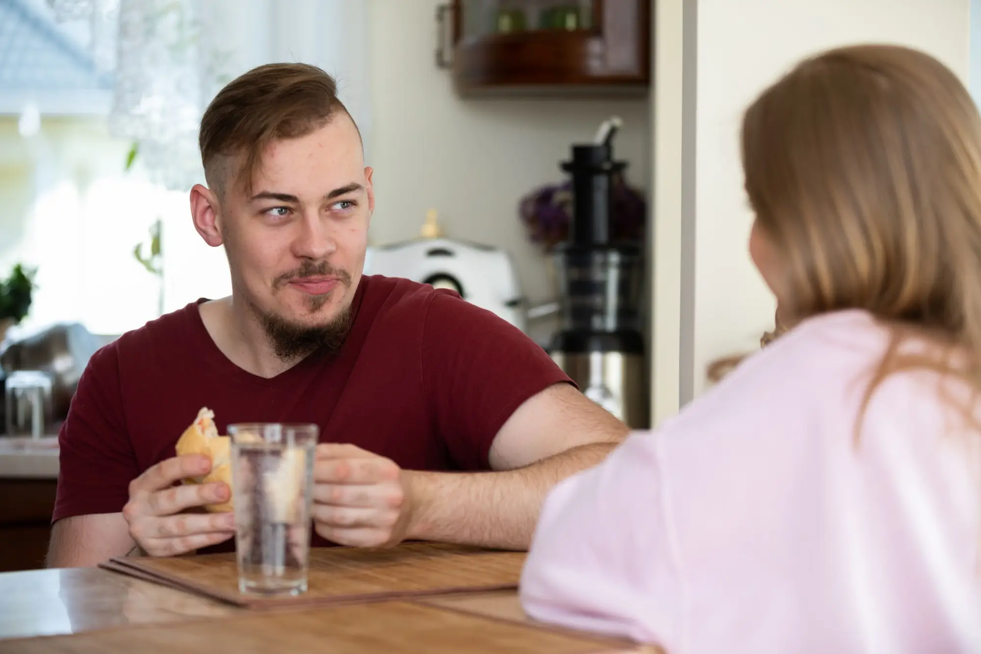 muž u snídaně