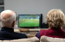 Senioři u televize