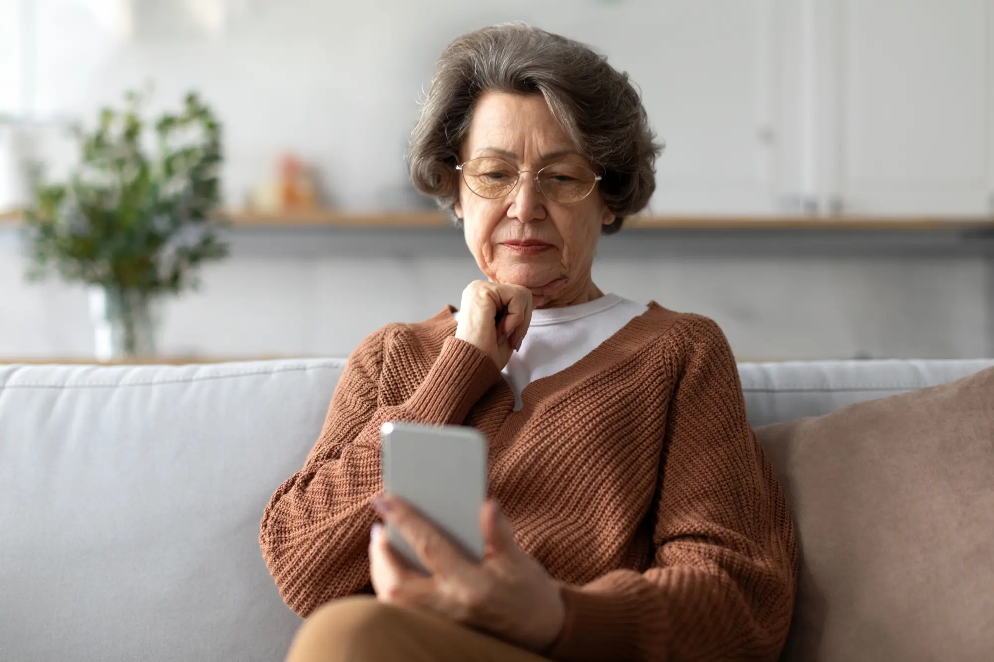 Shutterstock_2419332759 - Techsvět Seniorka se dívá do telefonu