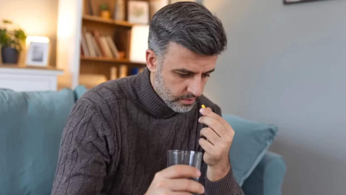 Muž si bere prášek