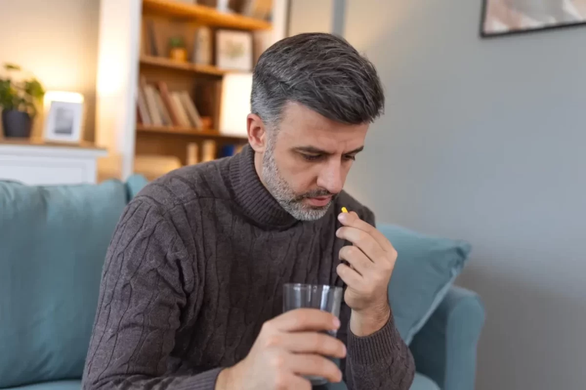 Muž si bere prášek