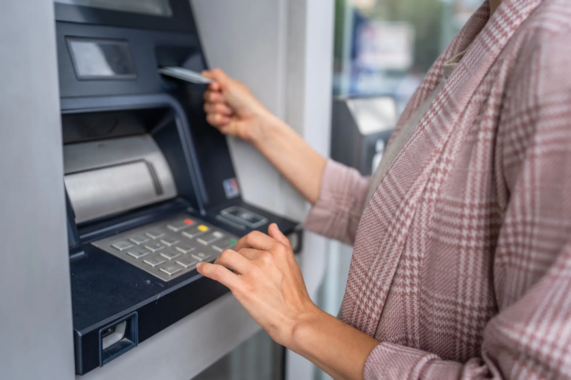Shutterstock_2432360615 - Techsvět žena vybírá peníze z bankomatu