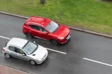 Auto předjíždí jiné vozidlo