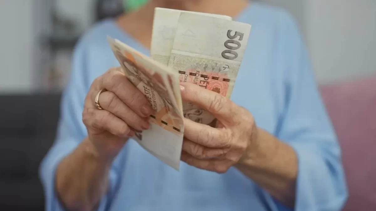 Seniorka s bankovkami