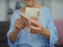 Seniorka s bankovkami