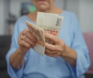 Seniorka s bankovkami