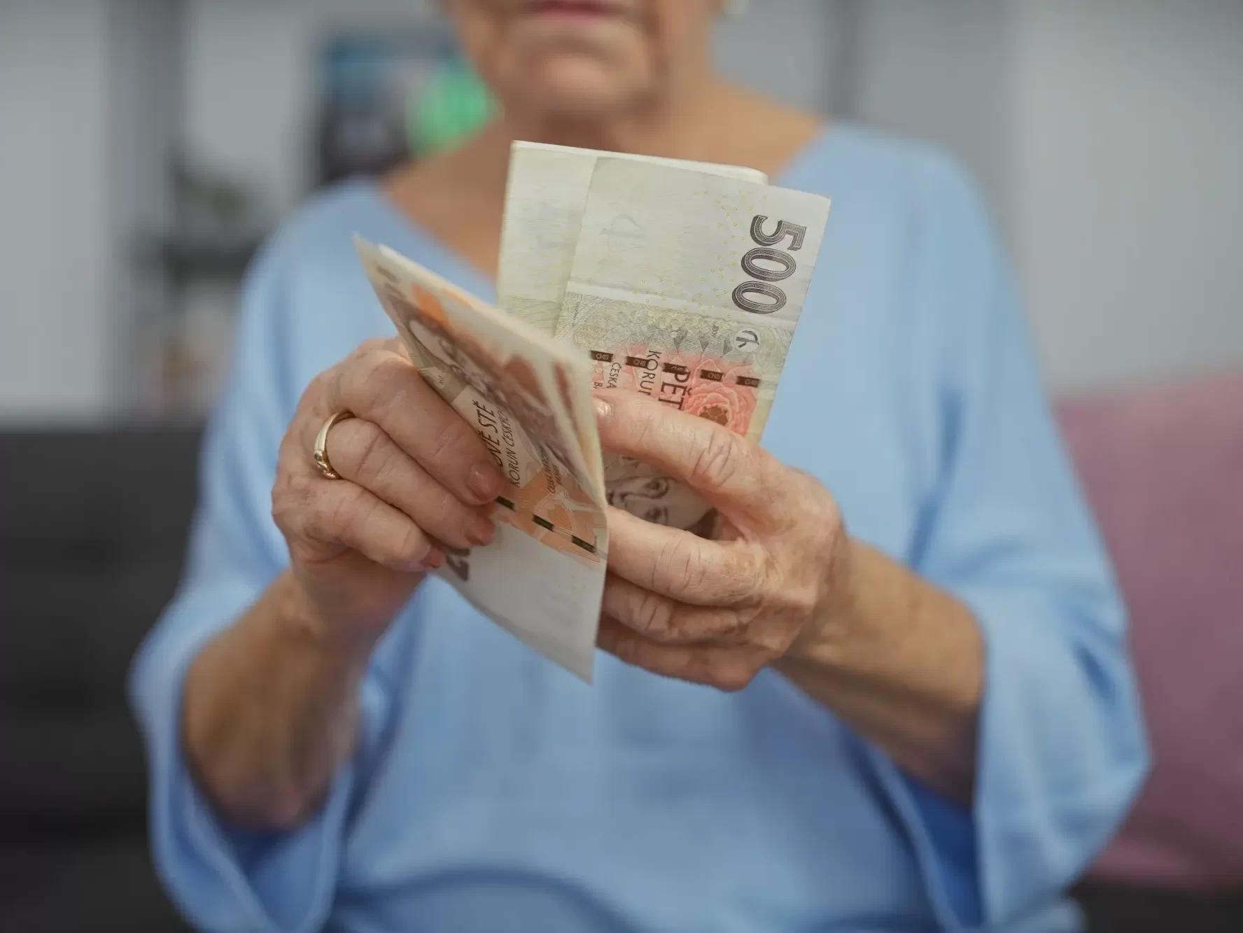 Seniorka s bankovkami