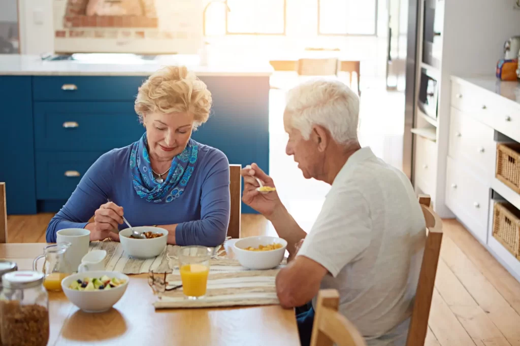 Shutterstock_2469958343 - Techsvět Seniorský pár obědvá