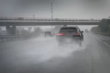 Auto v dešti