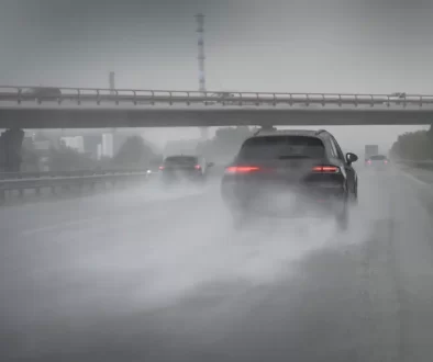 Auto v dešti