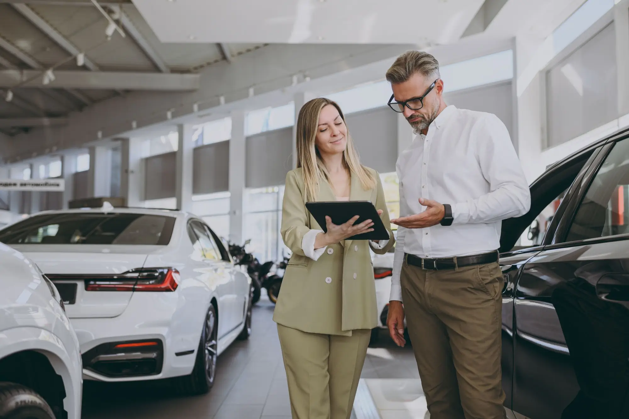 - Techsvět Muž v autosalonu s prodavačkou