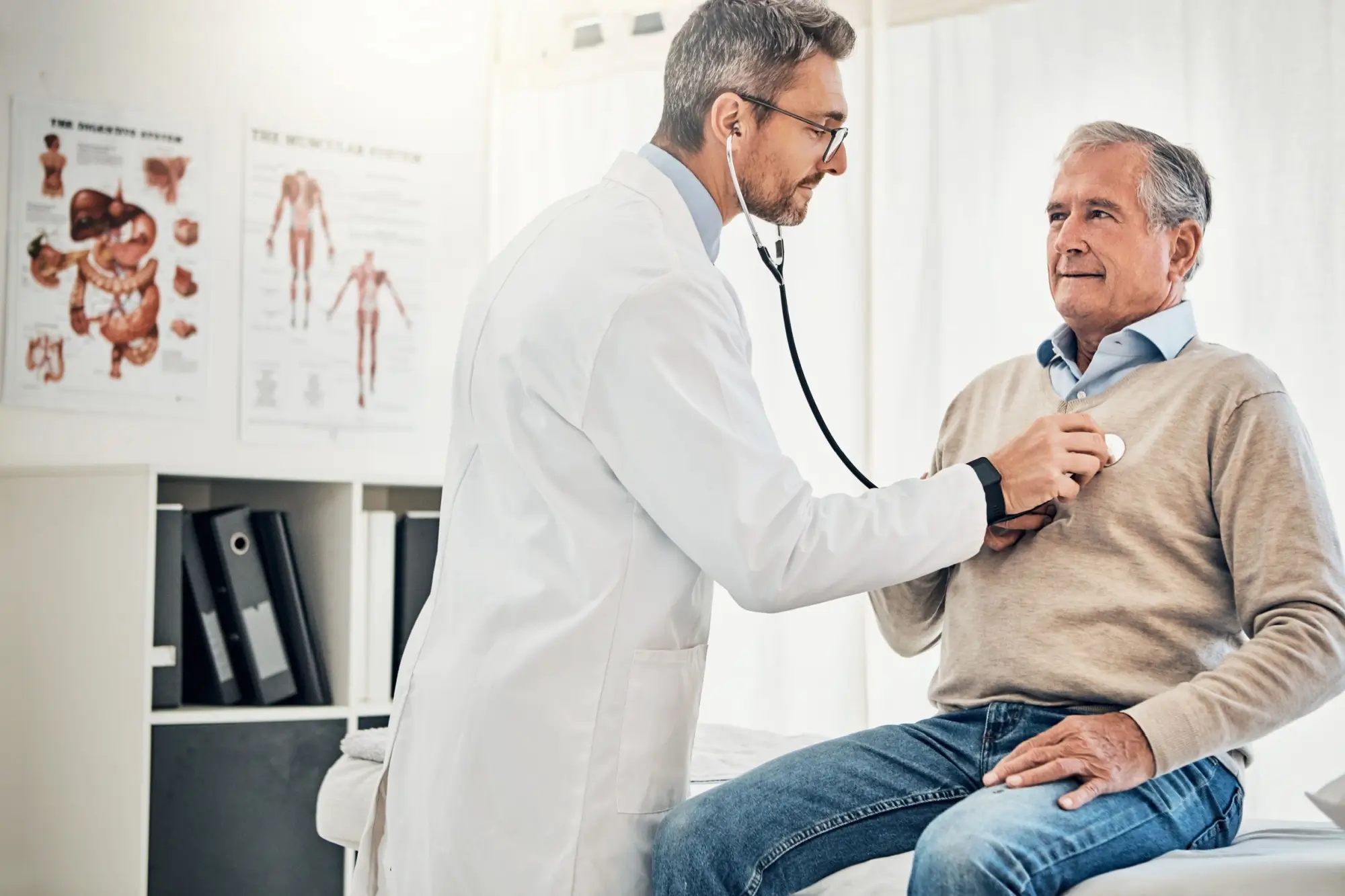 - Techsvět Doktor vyšetřuje seniora