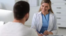 Lékařka mluví s pacientem