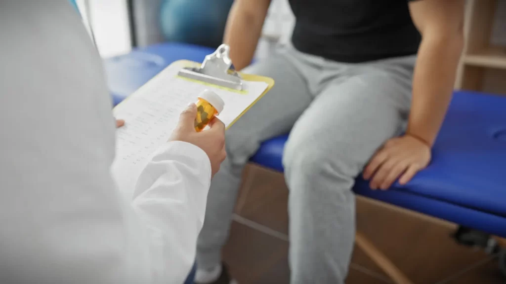 Lidé často chodí k lékaři, když už mají velké zdravotní problémy, FOTO: Shutterstock - Techsvět muž u lékaře