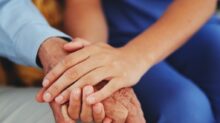 Ruce seniora a pečovatelky