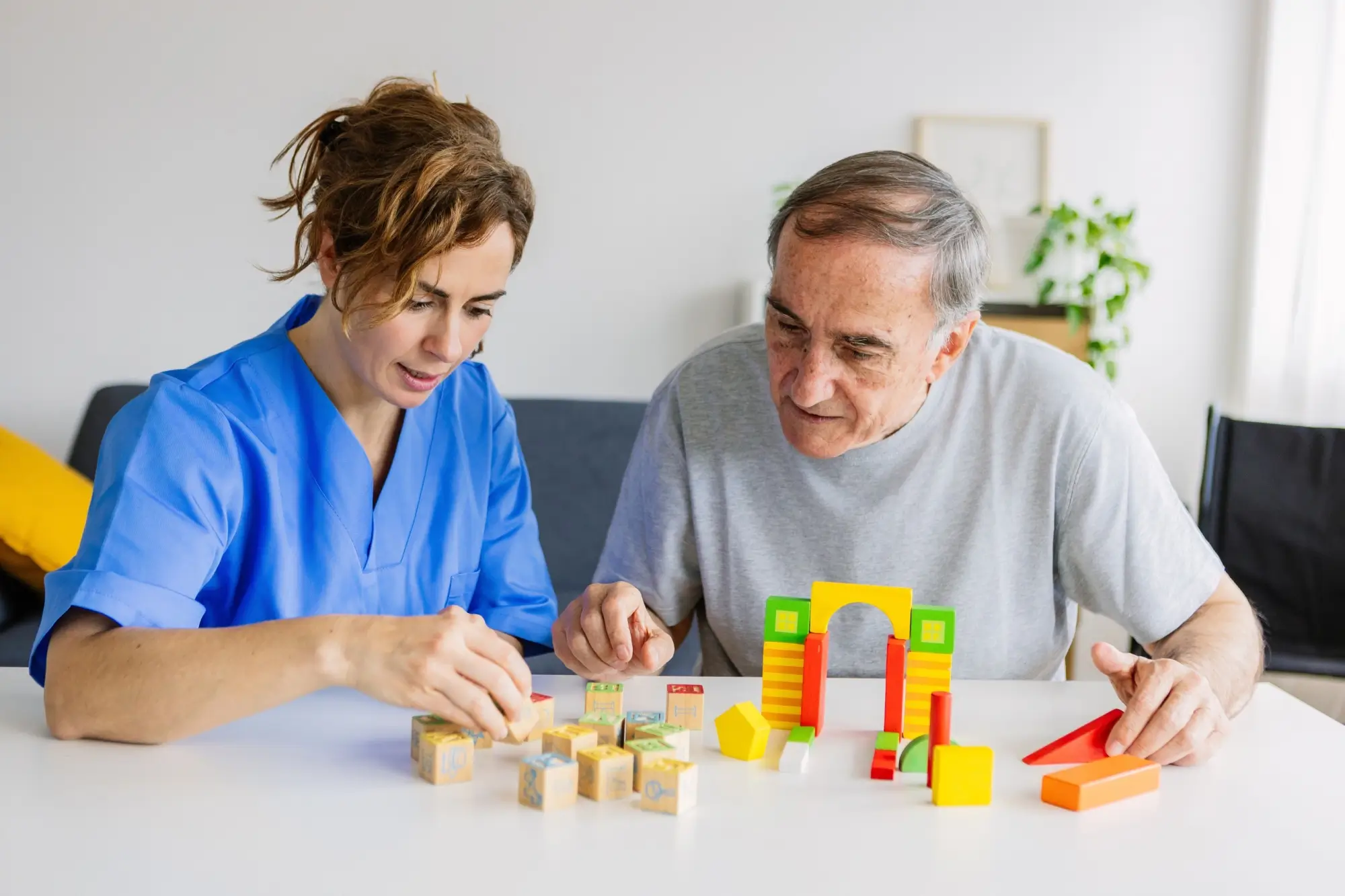 Shutterstock_2475858323 - Techsvět Senior hraje hry s mladší dámou