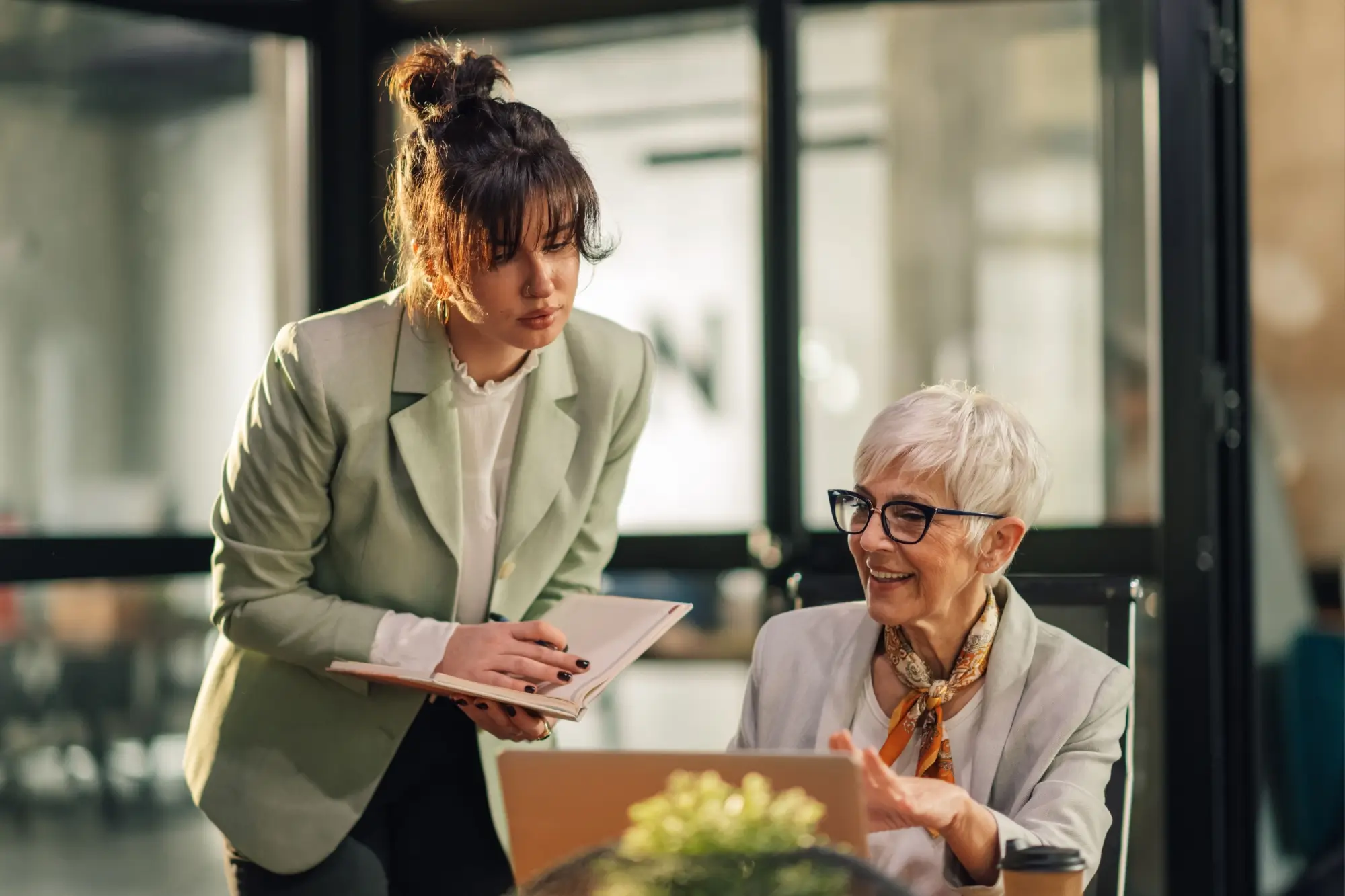 Shutterstock_2476518275 - Techsvět Pracující seniorka