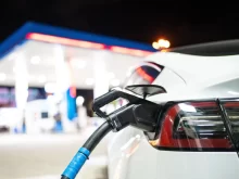 Tesla se nabíjí