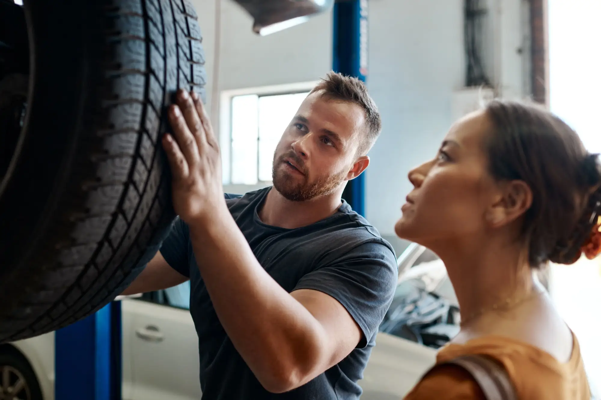 - Techsvět Mechanik vysvětluje ženě závadu na autě