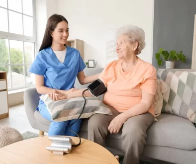 Doktorka měří tlak seniorce doma