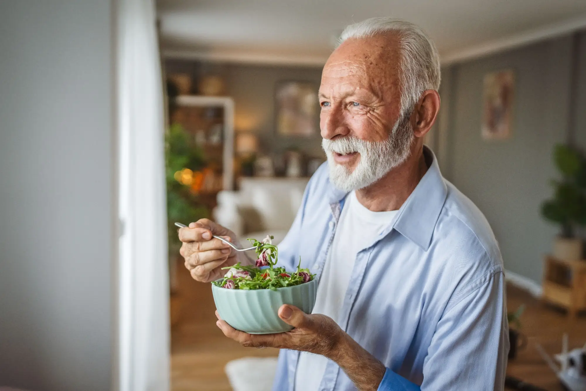 Shutterstock_2491715583 - Techsvět muž jí zdravý salát