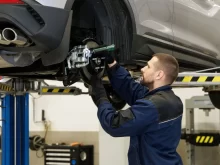 Technik spravuje brzdy