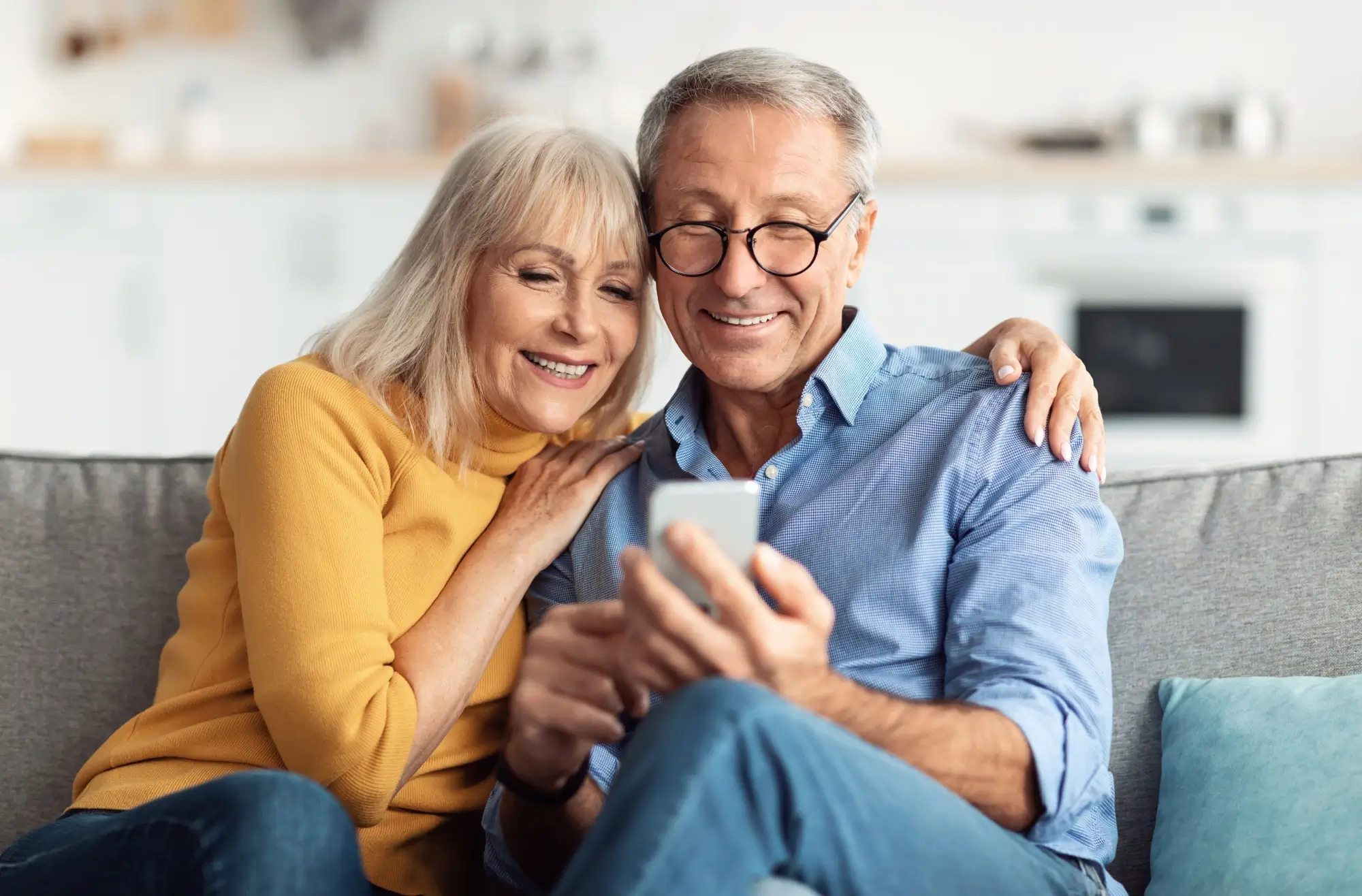 Shutterstock_2493463893 - Techsvět Senioři se dívají na telefon