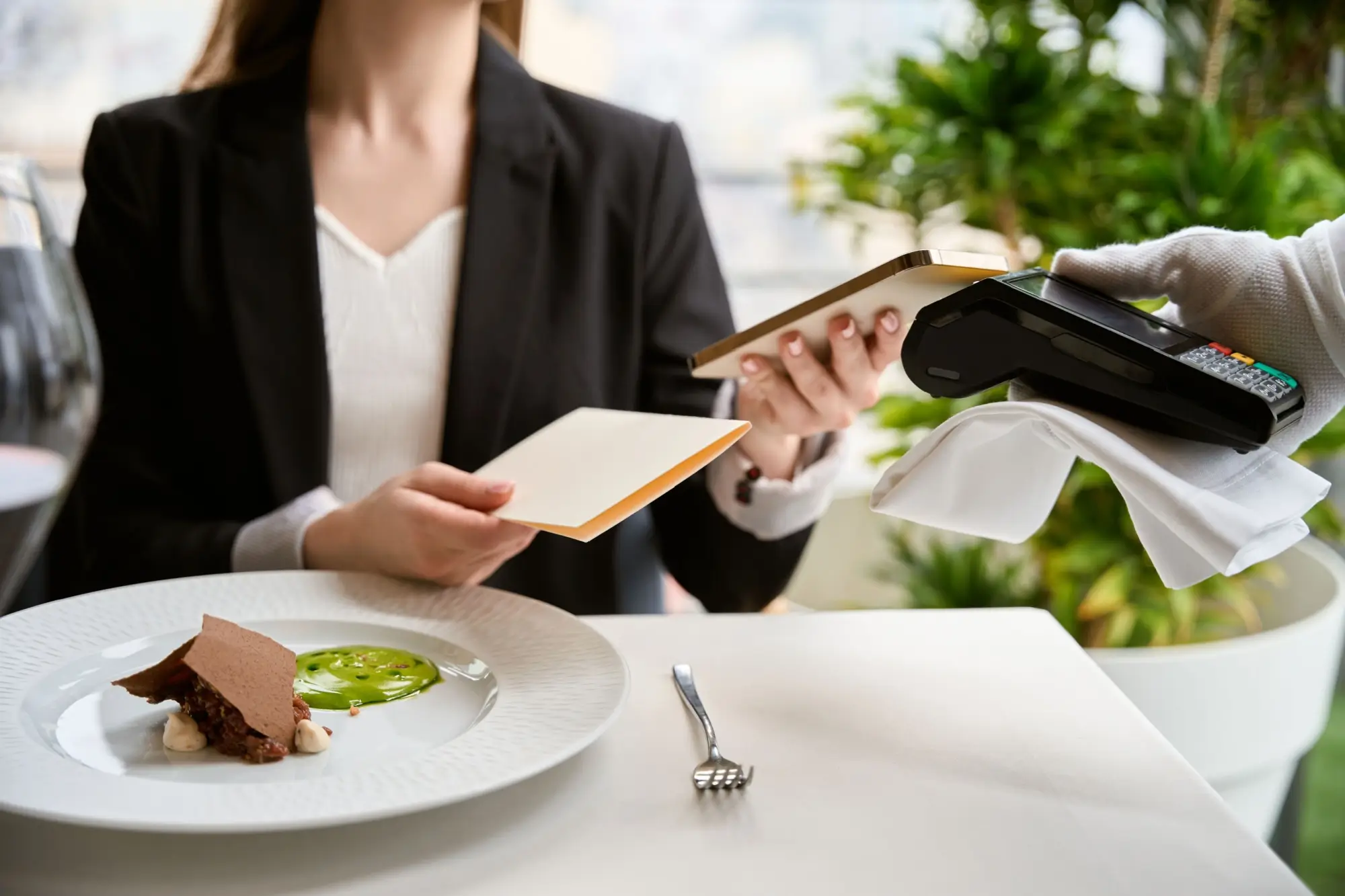 - Techsvět Žena platí kartou v restauraci