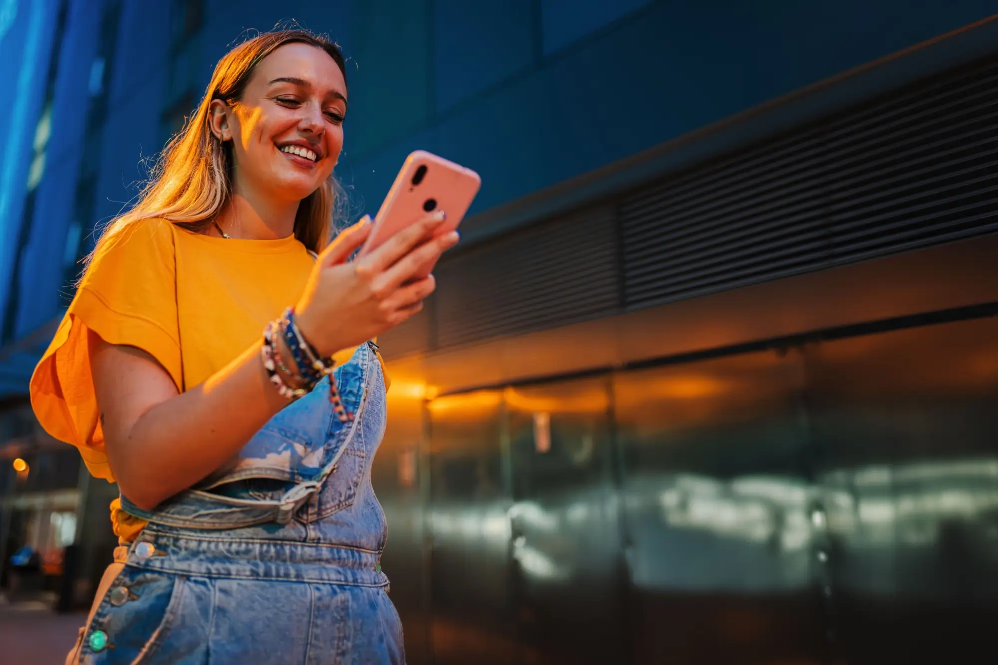 - Techsvět Spokojená žena se smartphonem
