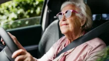 Seniorka za volantem
