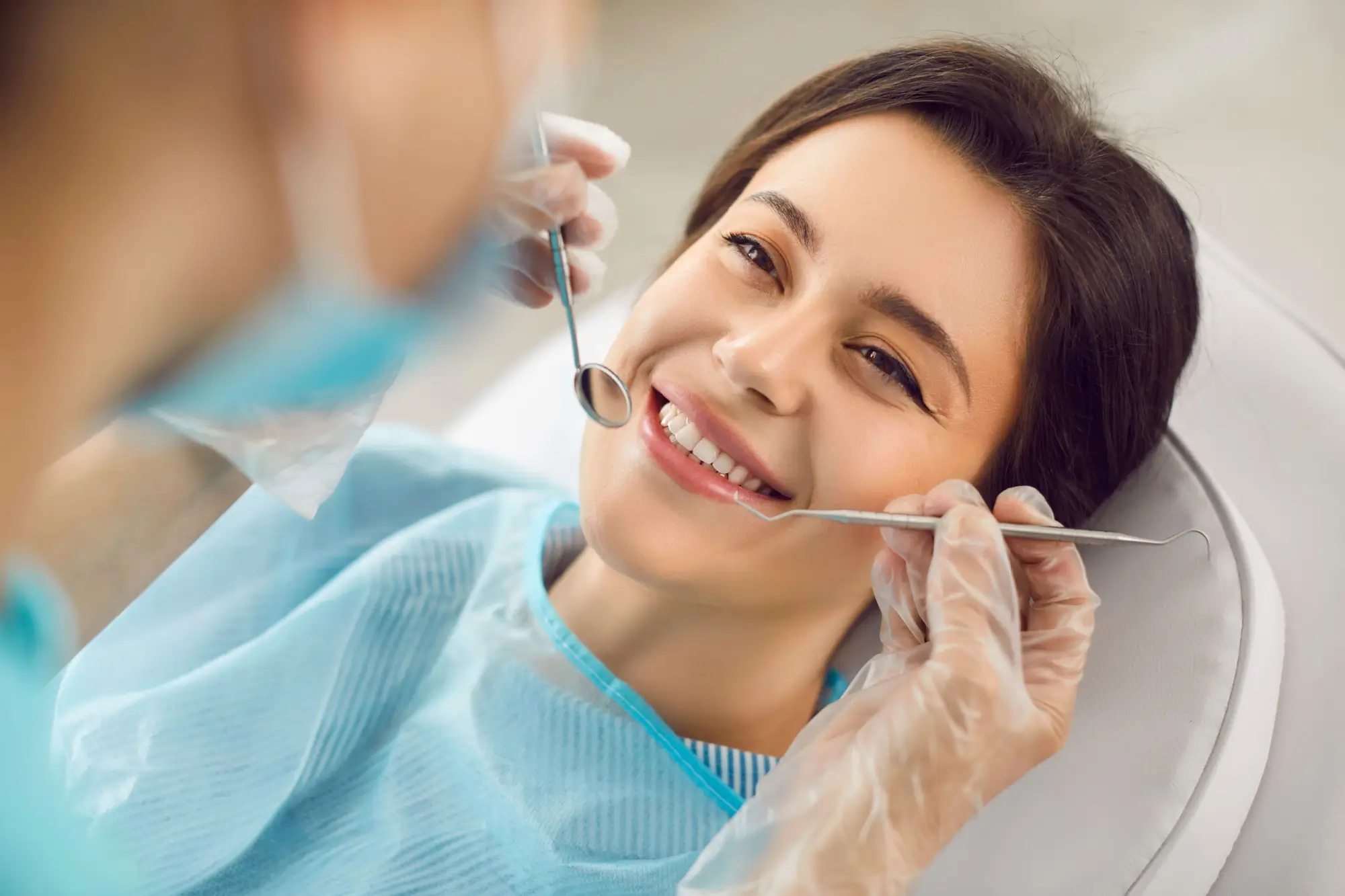 Shutterstock_2502156811 - Techsvět usměvavá žena u zubaře
