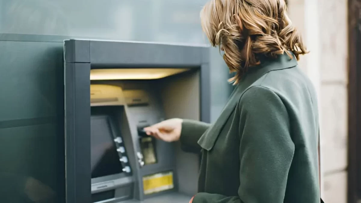 Žena u bankomatu