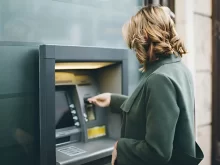 Žena u bankomatu