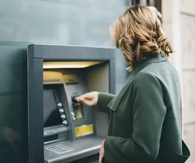 Žena u bankomatu