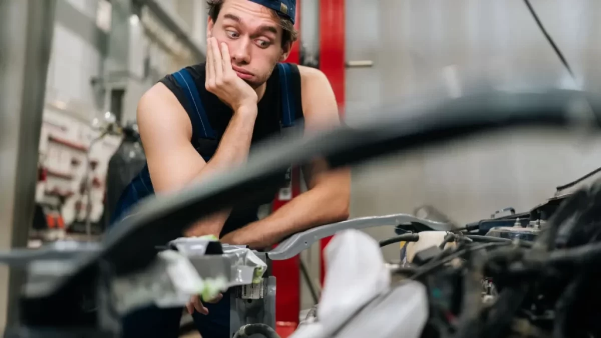 Mechanik si neví rady u motoru