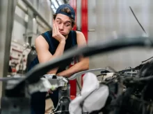 Mechanik si neví rady u motoru